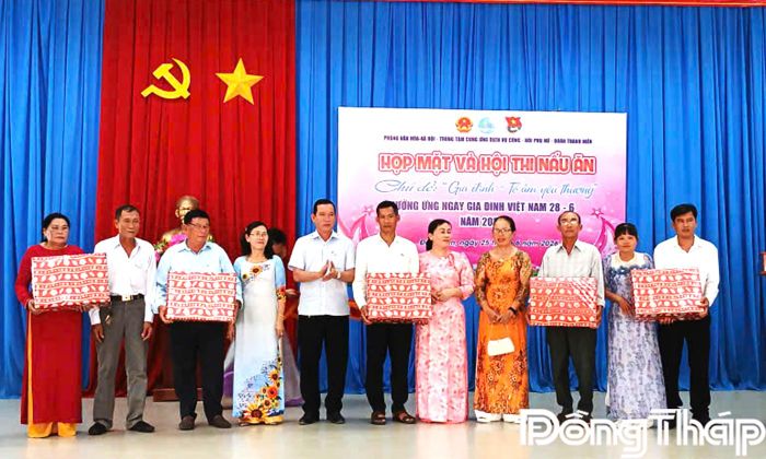 Đồng chí Võ Minh Phụng, tặng quà lưu niệm cho các gia đình văn hóa tiêu biểu tại buổi họp mặt.