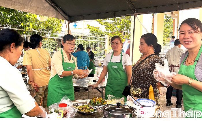 Các đội thực hiện phần thi nấu ăn.