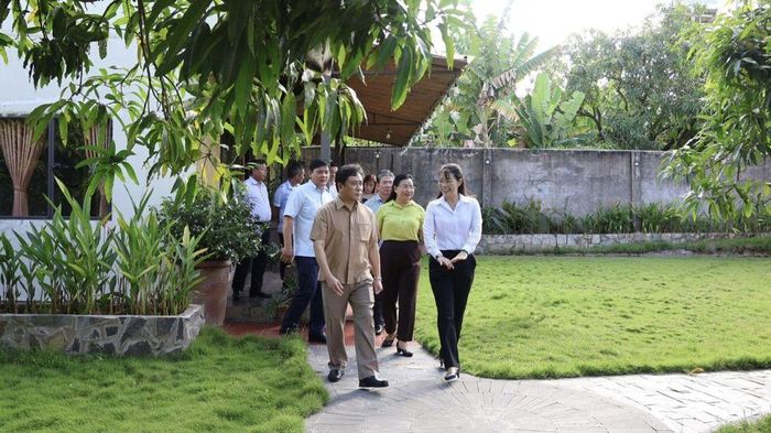 Đoàn công tác đã đi khảo sát thực tế tại Điểm Du lịch The Mango Trail và trao đổi về các sản phẩm khởi nghiệp, OCOP được trưng bày tại quầy lưu niệm.