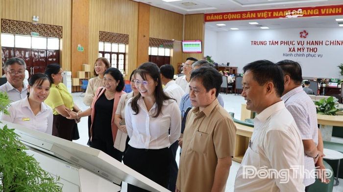 Đoàn công tác khảo sát tại Trung tâm Phục vụ hành chính công xã.