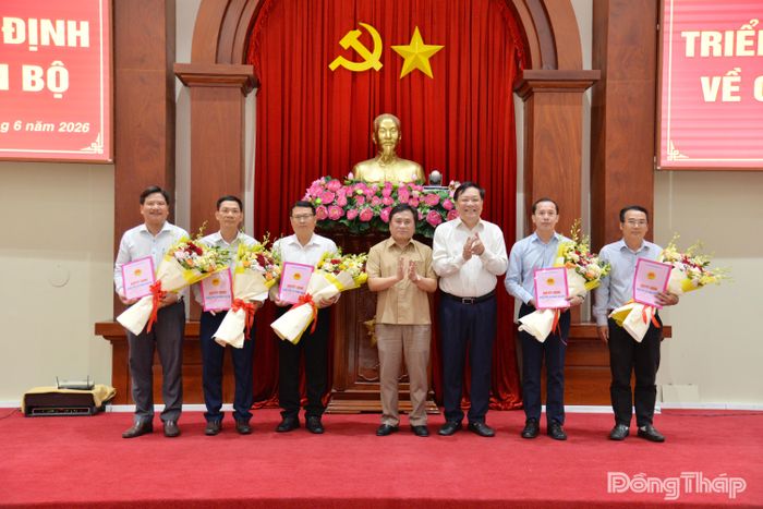 Đồng chí Phạm Thành Ngại trao quyết định bổ nhiệm và đồng chí Trần Văn Dũng, Phó Chủ tịch Thường trực UBND tỉnh Đồng Tháp tặng hoa chúc mừng các đồng chí được bổ nhiệm lãnh đạo Ban Quản lý dự án đầu tư xây dựng công trình nông nghiệp và phát triển nông thôn tỉnh Đồng Tháp.