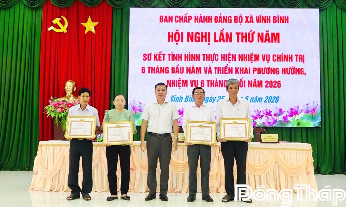 Đồng chí Trần Quốc Bình trao Bằng khen của Ban Thường vụ Tỉnh ủy cho tập thể, cá nhân tại hội nghị.