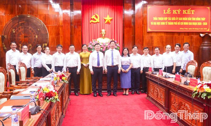 Các đại biểu tham dự buổi lễ ký kết chụp ảnh lưu niệm.