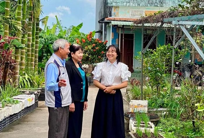  Bí thư Chi bộ thôn Quảng Nghiệp (xã Tuy Phước Bắc) Nguyễn Thị Thùy Như (bìa phải) trao đổi với đảng viên trong chi bộ về các vấn đề dân sinh. Ảnh: M.L 