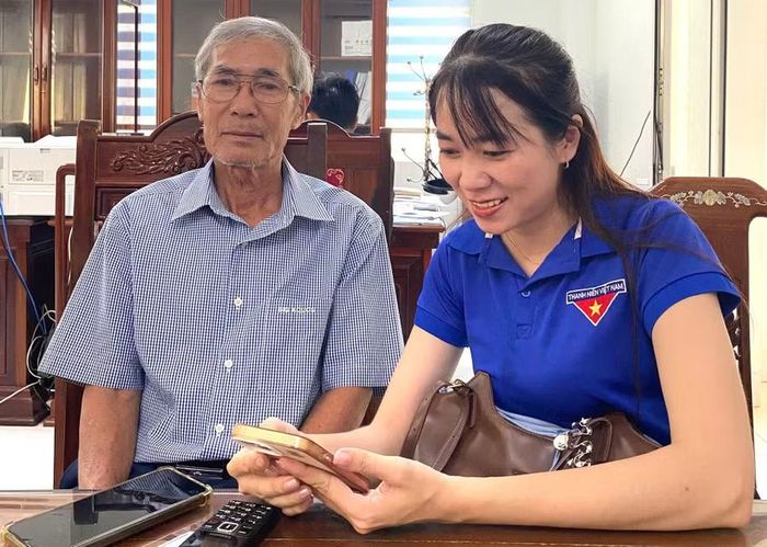  Đoàn Thanh niên phường Bồng Sơn tư vấn, hướng dẫn hộ kinh doanh cài đặt ứng dụng nộp thuế điện tử. Ảnh: T.S 
