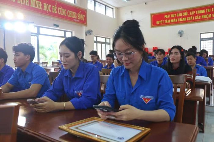  Các đoàn viên, thanh niên được hướng dẫn sử dụng ứng dụng iGiaLai. Ảnh: Đồng Lai 