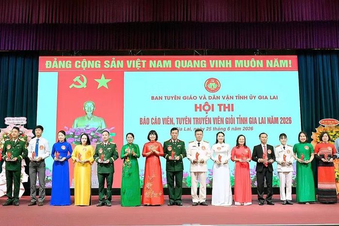  Ban Tổ chức tặng biểu trưng cho các thí sinh tham gia Hội thi. Ảnh: Đức Thụy 