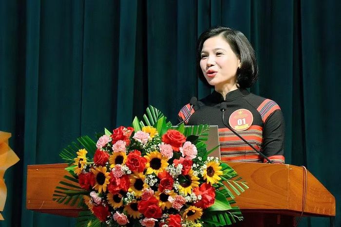  Thí sinh Trần Thị Ngọc Hà - Trưởng ban Xây dựng Đảng, Đảng ủy xã Lơ Pang với phần trình bày chuyên đề đầy tự tin, cuốn hút. Ảnh: Đức Thụy 
