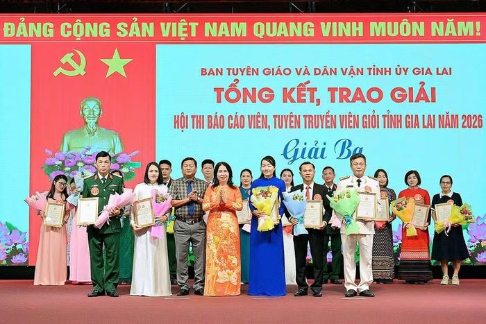  Ban Tổ chức trao giải cho các thí sinh đạt giải ba tại Hội thi. Ảnh: Đức Thụy 