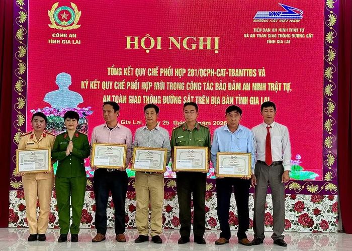  Đại tá Ksor H'Bơ Khắp, Phó Giám đốc Công an tỉnh trao giấy khen cho các tập thể, cá nhân có thành tích xuất sắc trong công tác phối hợp bảo đảm an ninh, an toàn đường sắt. Ảnh: N.L 