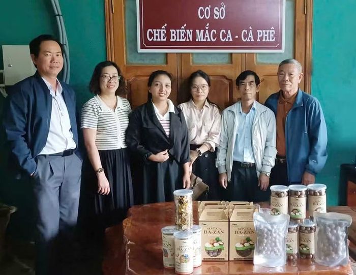  Thành viên hợp tác xã Nông nghiệp Kon Hà Nừng giới thiệu các sản phẩm mắc ca sau chế biến, hướng đến xây dựng chuỗi liên kết từ sản xuất đến tiêu thụ. Ảnh: L.N 