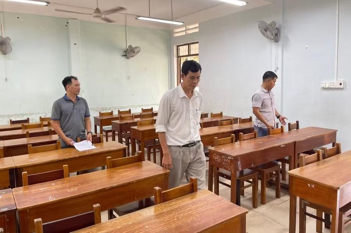  Tại điểm thi Trường THPT số 1 Nguyễn Thái Học (phường Quy Nhơn Nam), công tác rà soát cơ sở vật chất, phòng thi được hoàn tất trước ngày thi. Ảnh: H.Đ 