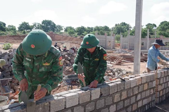  Lực lượng BĐBP góp sức xây dựng trường học vùng biên. Ảnh: Công Cường 