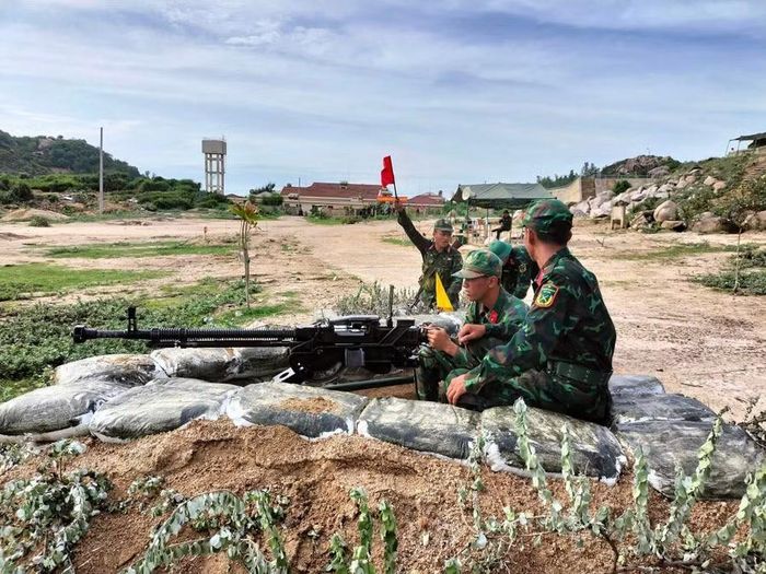  Lực lượng vũ trang tỉnh Gia Lai duy trì nghiêm chế độ sẵn sàng chiến đấu, tổ chức huấn luyện đúng phương châm, sát nhiệm vụ, đối tượng và địa bàn. Ảnh: H.P 