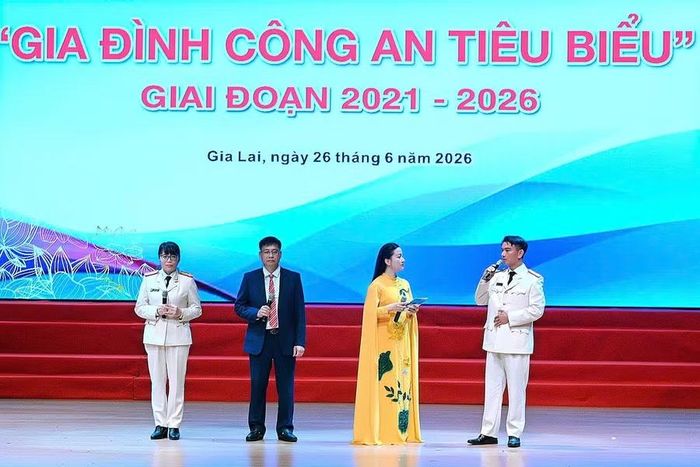  Giao lưu cùng các gia đình Công an tiêu biểu được tuyên dương trong dịp này. Ảnh: Đức Thụy 