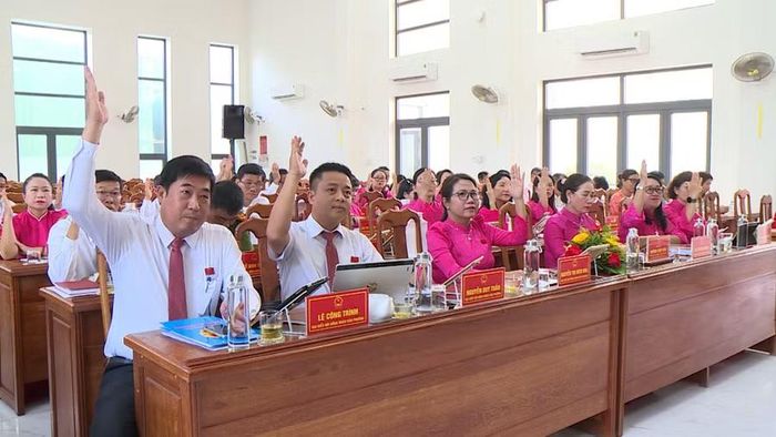  Các đại biểu biểu quyết thông qua 10 nghị quyết quan trọng. Ảnh: Hoàng Vũ 