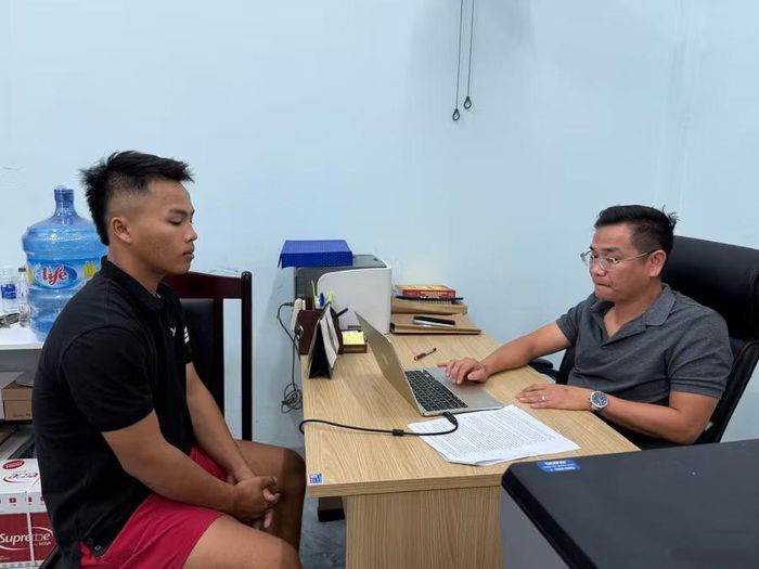  Đối tượng Nguyễn Tùng Dương tại cơ quan Công an vào sáng 26-6. Ảnh: Nguyễn Chơn 