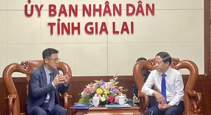  Chủ tịch UBND tỉnh Phạm Anh Tuấn (bên phải) lắng nghe ông Jinki Ham - Tổng Giám đốc Công ty Glassdome giới thiệu về các giải pháp công nghệ của Glassdome. Ảnh: X.Đ 
