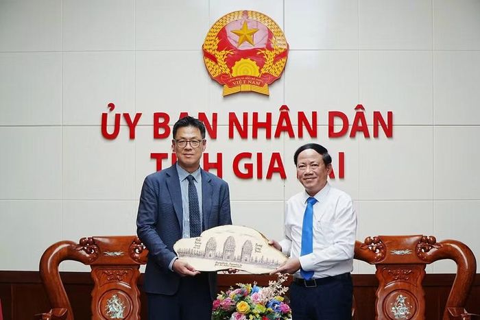  Chủ tịch UBND tỉnh Phạm Anh Tuấn (bên phải) trao quà lưu niệm cho Tổng Giám đốc Công ty Glassdome. Ảnh: X.Đ 