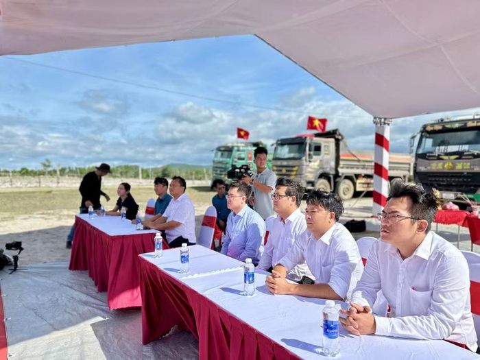  Các đại biểu dự lễ khởi công. Ảnh: Hà Duy 