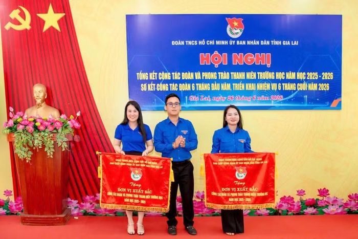  Tặng cờ thi đua cho Đoàn Trường Cao đẳng Gia Lai và Đoàn Phân hiệu Trường Đại học Nông Lâm TP. Hồ Chí Minh tại Gia Lai. Ảnh: D.L 