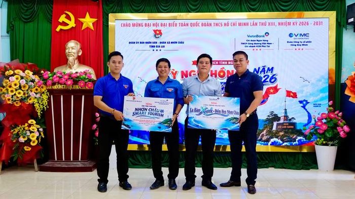  Đoàn UBND tỉnh trao bảng tượng trưng, tặng 2 công trình số hóa du lịch tại xã Nhơn Châu. Ảnh: D.L 