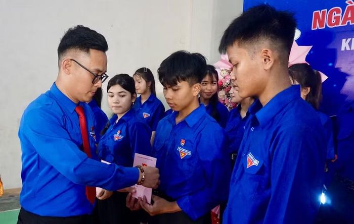  Kết nạp Đoàn viên mới tại chương trình kỷ niệm 95 năm Ngày thành lập Đoàn TNCS Hồ Chí Minh (26/3/1931 - 26/3/2026). Ảnh: D.L 