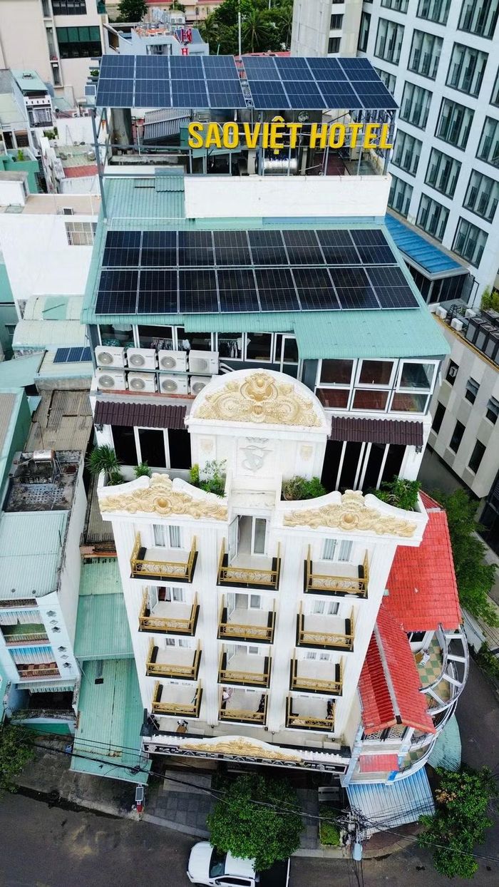  Khách sạn Sao Việt (phường Quy Nhơn) với hệ thống điện mặt trời mái nhà tiết kiệm chi phí vận hành. Ảnh: H.Y 
