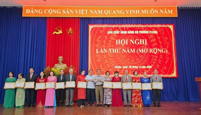  15 cá nhân vinh dự nhận bằng khen của Ban Chấp hành Đảng bộ tỉnh vì đạt tiêu chuẩn "Hoàn thành xuất sắc nhiệm vụ” tiêu biểu 5 năm liền. Ảnh: Bá Bính 