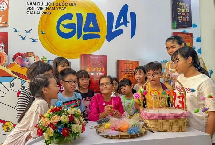  Nghệ nhân Tô Thị Hồng Nguyệt hướng dẫn thiếu nhi nặn tò he. Ảnh: Ngọc Nhuận 