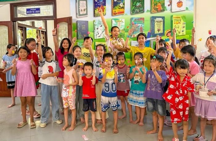  Các em nhỏ thích thú khoe những sản phẩm tò he tự tay sáng tạo sau buổi trải nghiệm. Ảnh: Ngọc Nhuận 