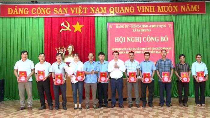  Lãnh đạo xã trao quyết định chỉ định chi ủy, chức danh bí thư, phó bí thư chi bộ các thôn, làng sau sắp xếp. Ảnh: Minh Trung 