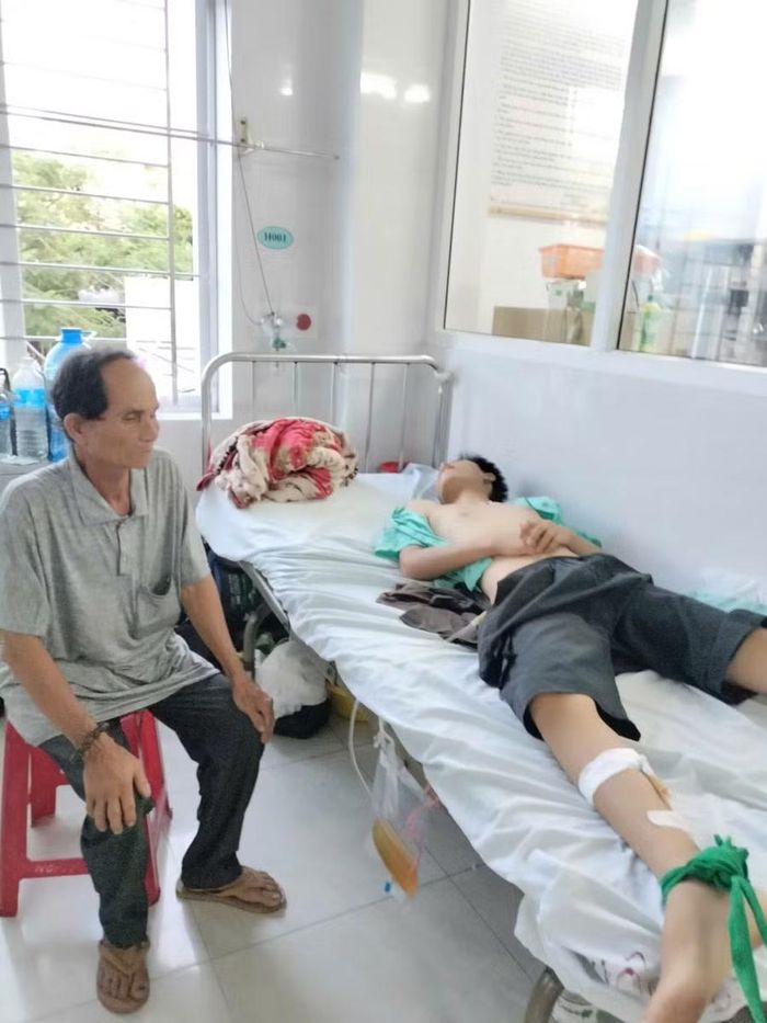 Một mình anh Lương Phú Vân vừa chăm sóc con trai mắc bệnh, vừa phụng dưỡng người cha đã ngoài 70 tuổi.