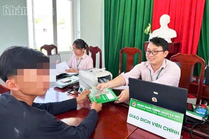 Công an xã Anh Dũng tiến hành rà soát, hướng dẫn và hoàn thiện hồ sơ cho 1 công dân sau cai nghiện ma túy và được Ngân hàng Chính sách xã hội giải ngân số tiền 100 triệu đồng để đầu tư chăn nuôi bò.