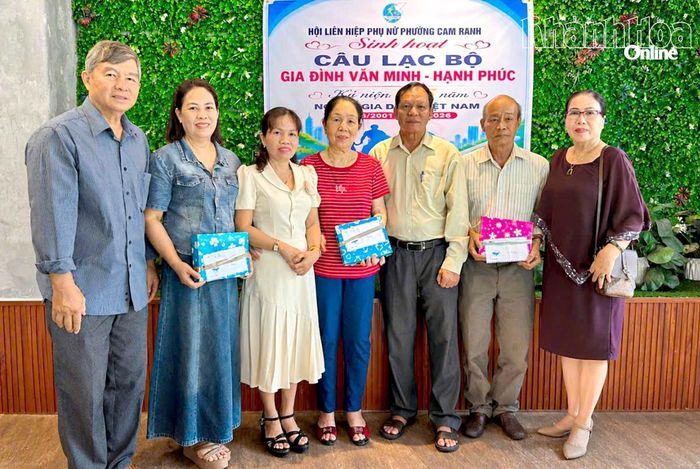 Hội Liên hiệp Phụ nữ phường Cam Ranh biểu dương các gia đình tiêu biểu trong Câu lạc bộ Gia đình văn minh - hạnh phúc.