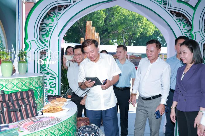 Các đại biểu tham quan gian hàng trong khuôn khổ ngày hội. 