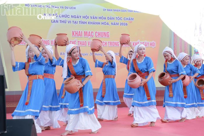 Tiết mục múa Chăm truyền thống.