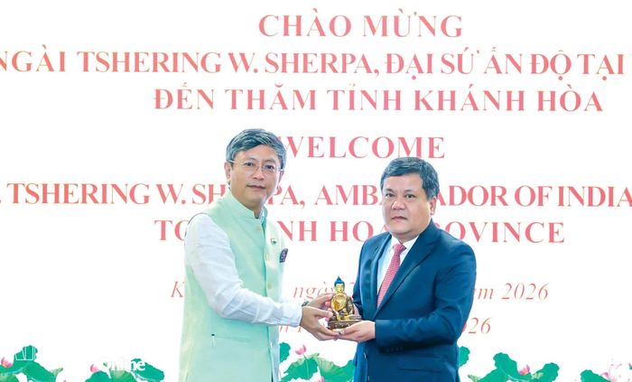 Đại sứ Ấn Độ Tshering Wangchuk Sherpa tặng quà lưu niệm cho Bí thư Tỉnh ủy Trần Phong.