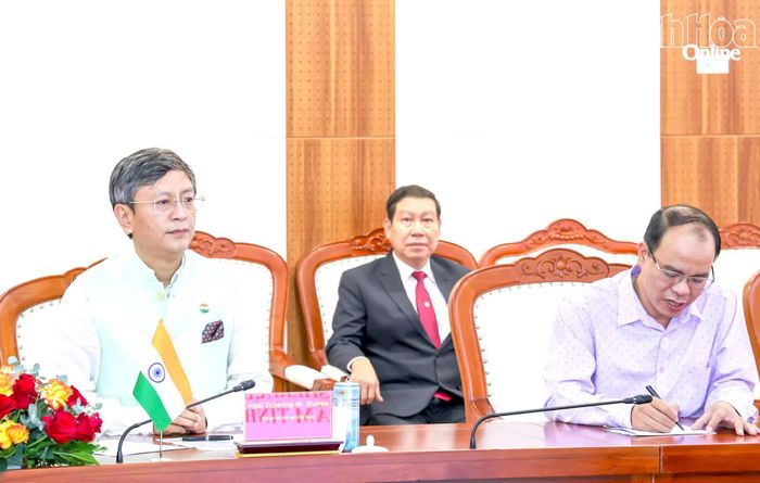 Đại sứ Ấn Độ Tshering Wangchuk Sherpa trao đổi các nội dung hợp tác với tỉnh Khánh Hòa.