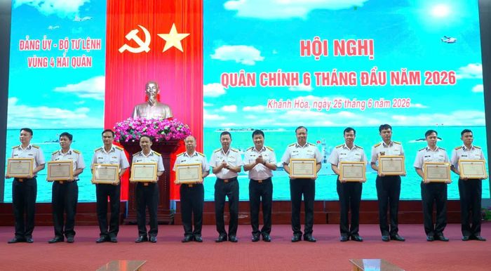 Thủ trưởng Bộ Tư lệnh Vùng 4 trao thưởng cho các tập thể, cá nhân có thành tích xuất sắc.