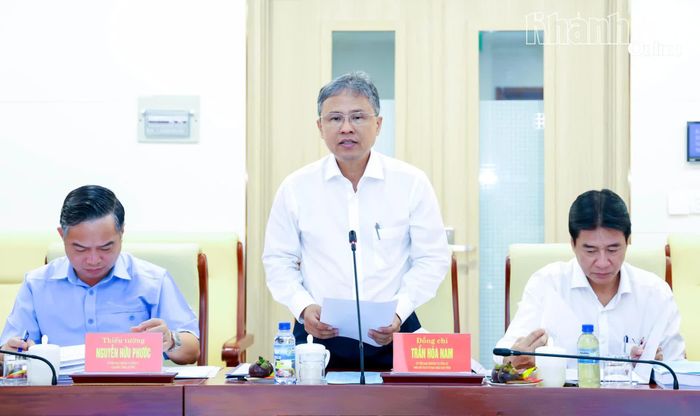Đồng chí Trần Hòa Nam - Ủy viên Ban Thường vụ Tỉnh ủy, Phó Chủ tịch UBND tỉnh báo cáo một số nội dung tại hội nghị.