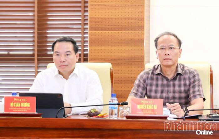 Đồng chí Hồ Xuân Trường và đồng chí Nguyễn Khắc Hà dự hội nghị.