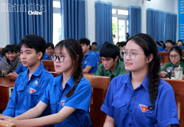 Sinh viên Trường Đại học Nha Trang tham gia buổi lễ.