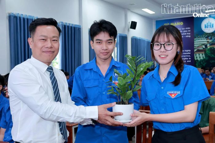 Thứ trưởng Bộ Giáo dục và Đào tạo Lê Quân tặng cây xanh cho sinh viên Trường Đại học Nha Trang.