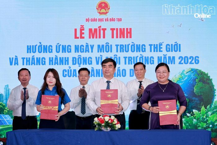 Lễ ký kết giữa Sở Giáo dục và Đào tạo, Tỉnh đoàn Khánh Hòa, Trường Đại học Nha Trang trong việc thực hiện các biện pháp giáo dục, tuyên truyền và hoạt động bảo vệ môi trường.