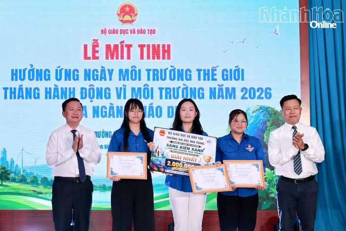 Thứ trưởng Bộ Giáo dục và Đào tạo Lê Quân và lãnh đạo Trường Đại học Nha Trang trao giải cho các tác giả đoạt giải trong cuộc thi PITCHING “Sáng kiến xanh cho đại dương Nha Trang”.