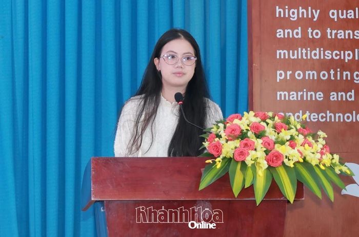 Sinh viên Trường Đại học Nha Trang phát biểu tại buổi lễ. 