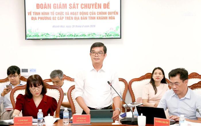 Lãnh đạo Sở Nội vụ làm rõ một số vấn đề các thành viên đoàn giám sát nêu.