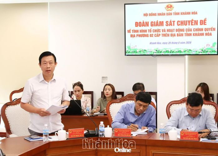 Lãnh đạo Ban Pháp chế HĐND tỉnh trao đổi một số nội dung.