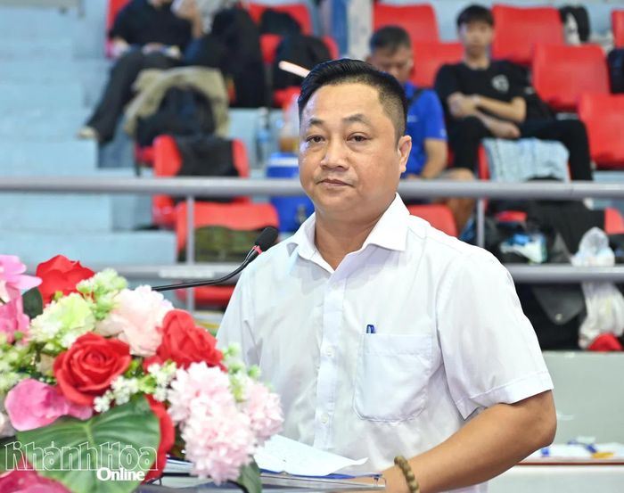 Ông Nguyễn Hữu Quốc Huy - Phó Giám đốc Trung tâm Dịch vụ Thi đấu thể thao tỉnh phát biểu khai mạc.